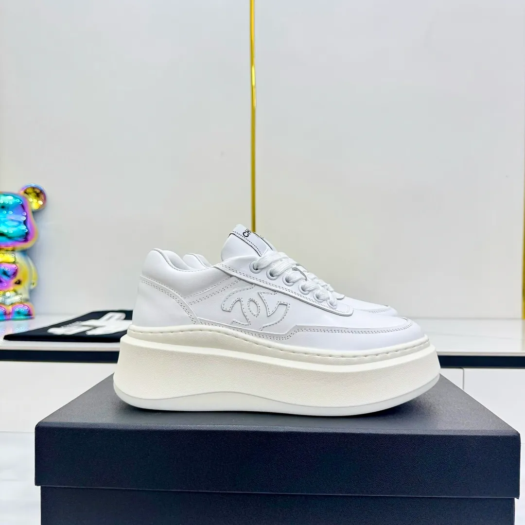 👟👟Ex-factory price 600👟👟 Upgraded version, upgraded version, upgraded version! No rebuttal accepted! ! ! ! Chanel Chanel panda shoes! 2025 counter's top casual sports shoes. This classic design; the upper is electro-embroidered with a variety of techniques; the outsole is fashionable and sporty; the unusual inclusion of a variety of color matching elements... The diversified mix and match is very good-looking and versatile, and can be used for leisure, fashion, sports, and outdoor... ꫛꫀꪝ Go➫ Materials: ❶Upper made of: original imported first-layer silk cowhide + original waterproof cloth + original first-layer cowhide ❷Inner lining: Original Yangli+Net ❸Outsole based on: Original TPU combination outsole Counter boutique packaging complete set for women 35–41 👉 👉 👉 👉 👉
